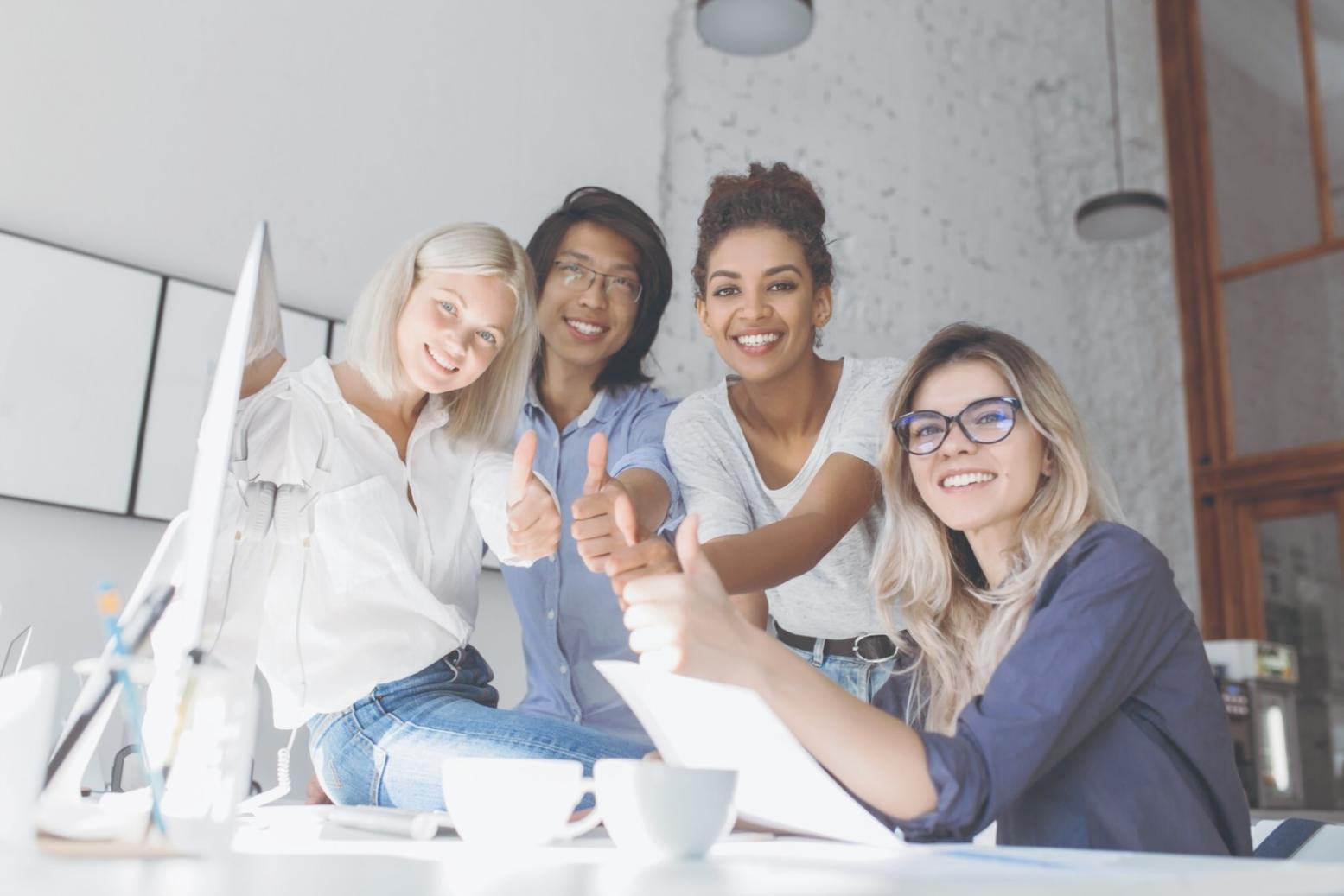 Groupe d'apprenants collaborant lors d'un atelier de leadership financier